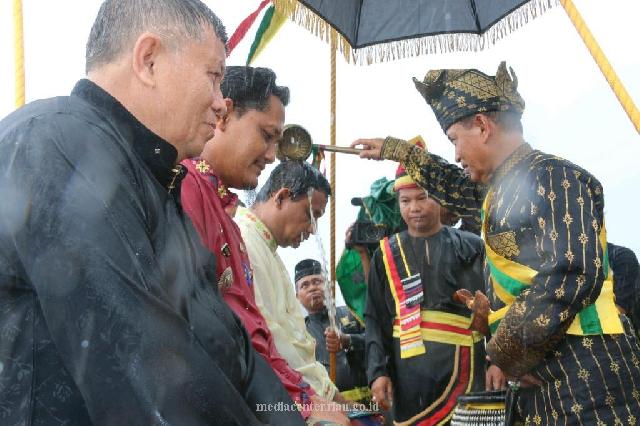 Bupati Harris Buka Pelaksanaan Mandi Balimau Sultan