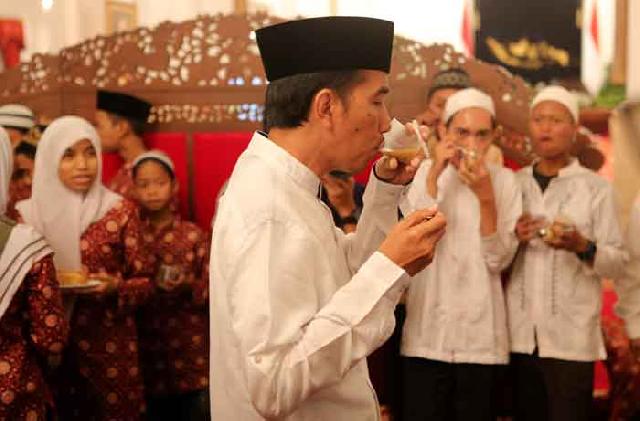 Ambil Menu Berbuka, Jokowi  Ikut Antre dengan Anak Yatim