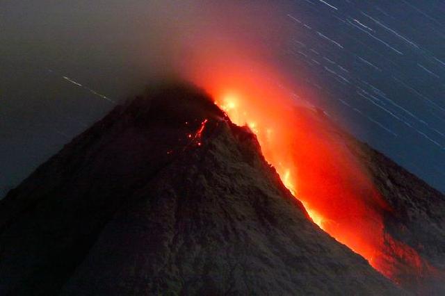 Merapi Semburkan Abu Vulkanik