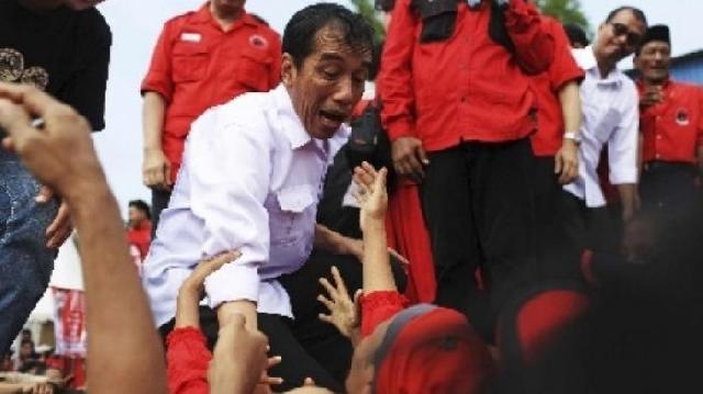 Astaugfirullah, Jokowi Terjatuh Saat Kampanye