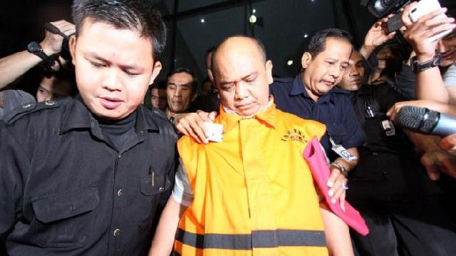 Dituntut  4,5 Tahun Penjara, Tangisan Gulat Manurung Pecah