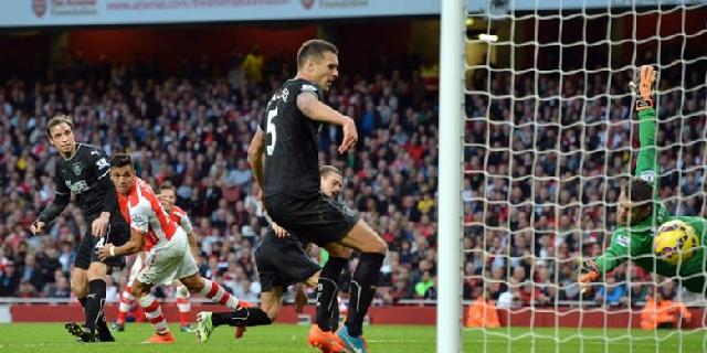  Sanchez Borong Dua Gol, Arsenal Nangkring di Empat Besar
