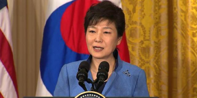 Ya Ampun,,, Presiden Korea Selatan jatuh dari mobil