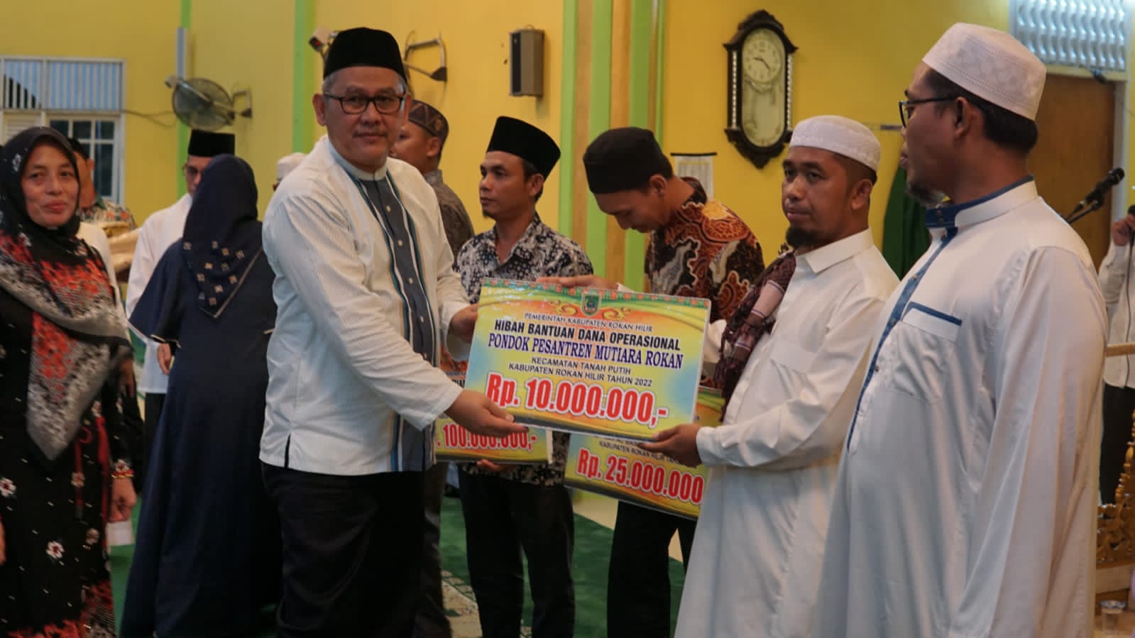 Safari Ramadhan,Sekda Rohil Salurkan Bantuan Rumah Ibadah