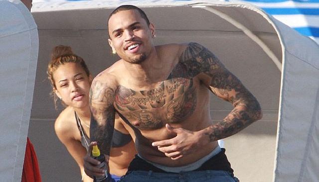 Rihanna Sulitkan Hubungan Karrueche Tran dan Chris Brown