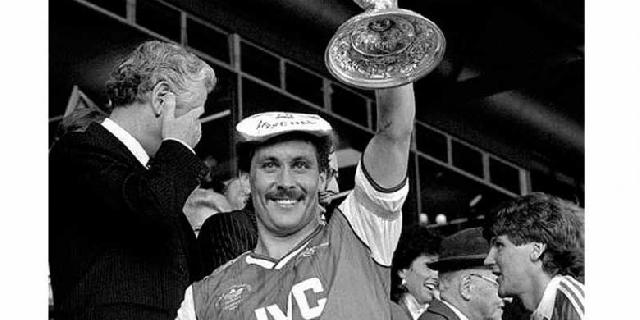 Ya Ampun, Legenda Arsenal Jadi Gelandangan karena Judi