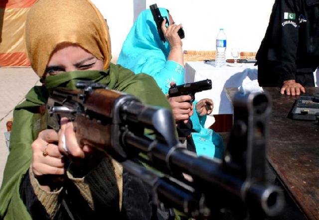  Hadang Taliban, Para Gurudi Peshawar Bawa Senjata ke Sekolah