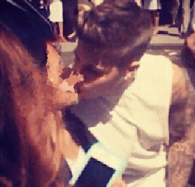 Cium Bibir Penggemar, Selena Gomez Tersulut Cemburu