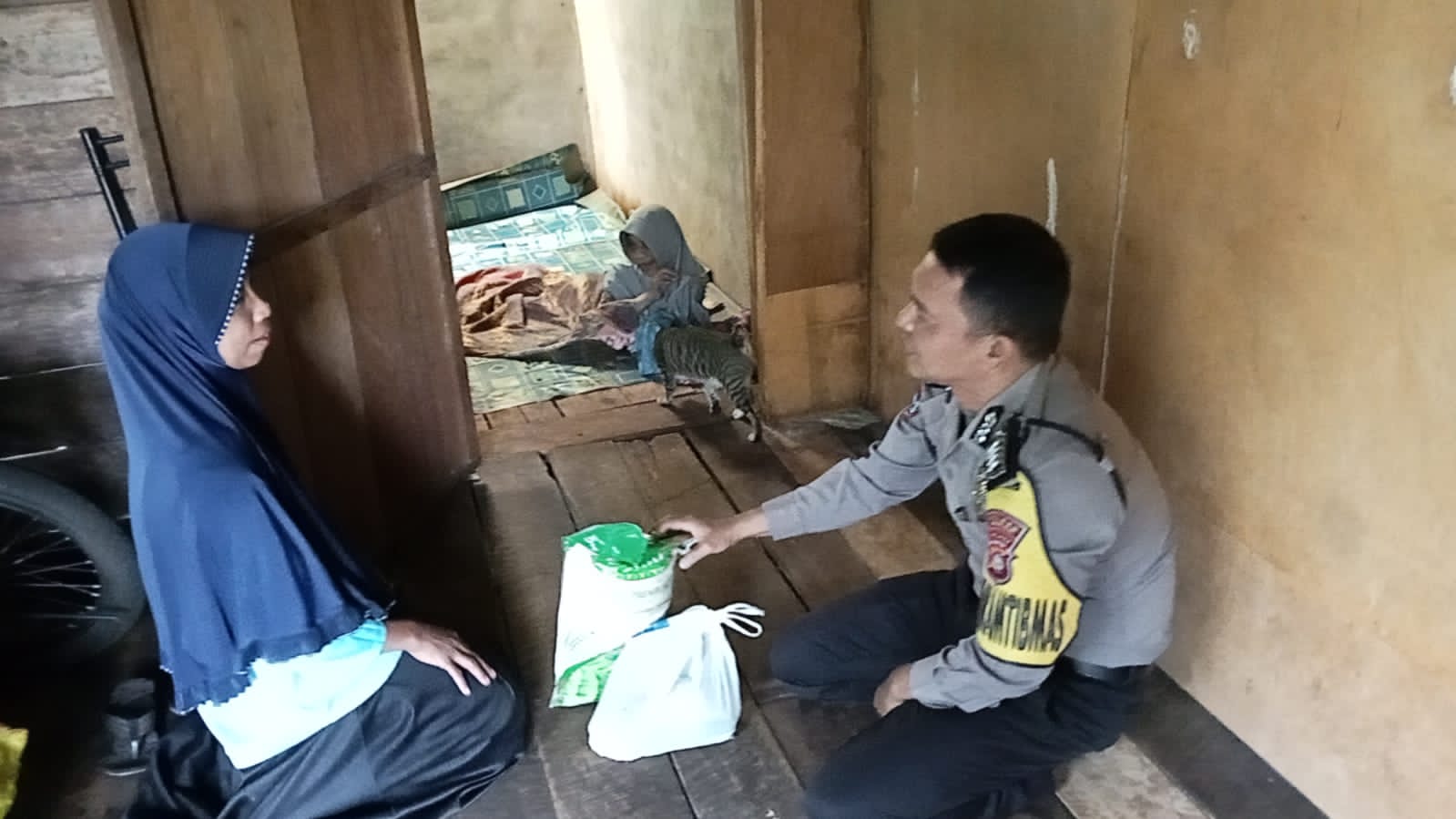 Personel Polsek Bantan Bantu Warga Disabilitas di Desa Berancah