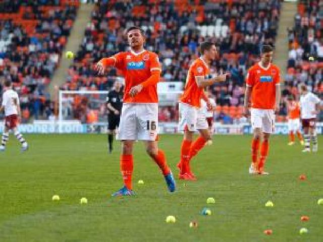  Kalah, Pemain Blackpool Dilempari Jeruk dan Bola Tenis 