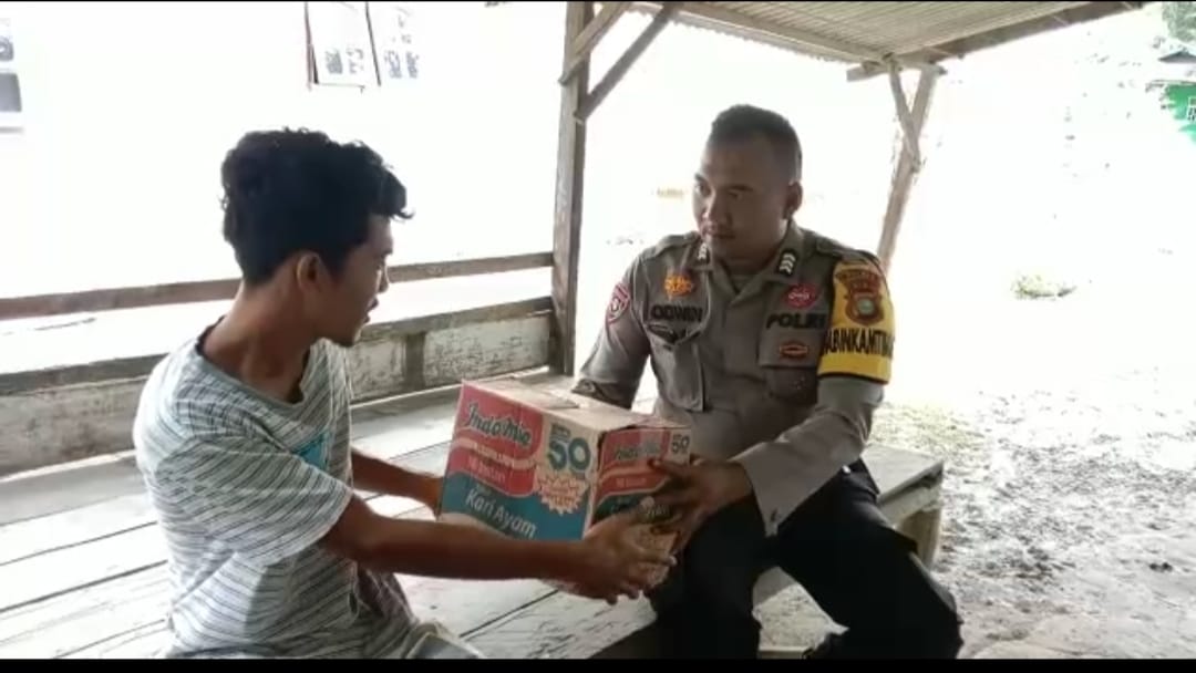 Polsek Rupat Berikan Bantuan Sosial kepada Warga Desa Mesim