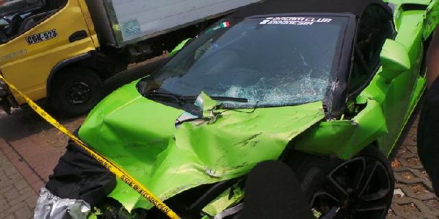 Polisi Sebut Lamborghini Hotman Tabrak Bus Pariwisata Lalu Seruduk Pembatas Jalan
