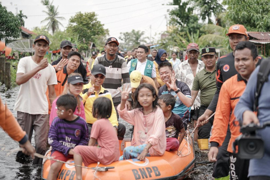 Kunjungi Warga Terdampak Banjir, Bupati Rohil Bagikan Ratusan Paket Sembako