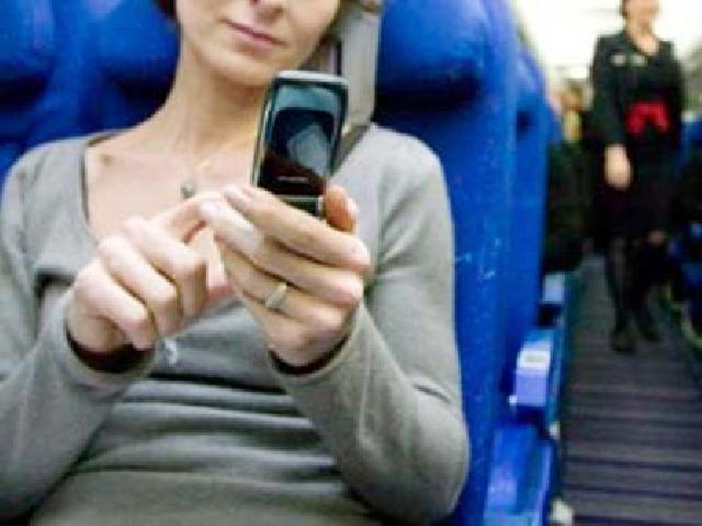 Bahayakah Memakai Ponsel di Pesawat?