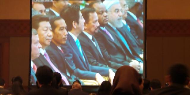  Di KAA, Jokowi Duduk Diapit Xi Jinping dan Shinzo Abe
