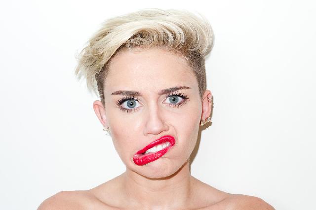 Miley Cyrus Bantah Over Dosis