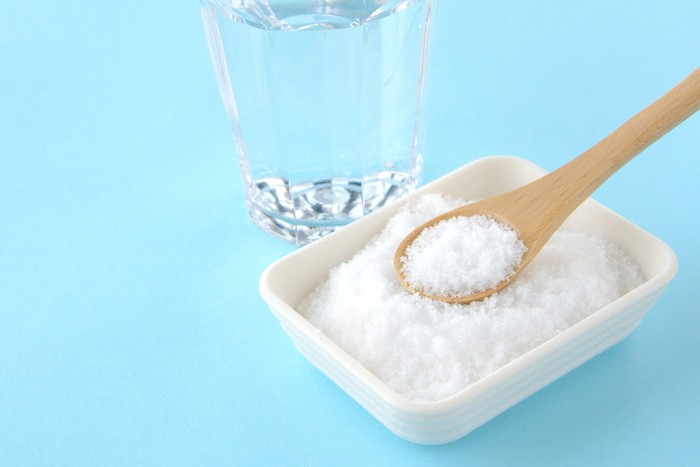 Ingin Badan Tetap Prima? Coba Minum Air Garam Hangat Tiap Pagi dan Rasakan 5 Manfaatnya