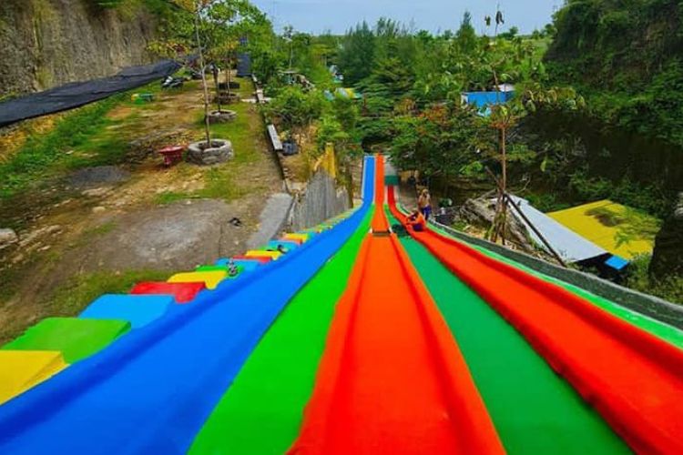 Asik Bermain Seluncuran di Tebing Pelangi Tuban: Awas Anak-anak Ogah Diajak Pulang!