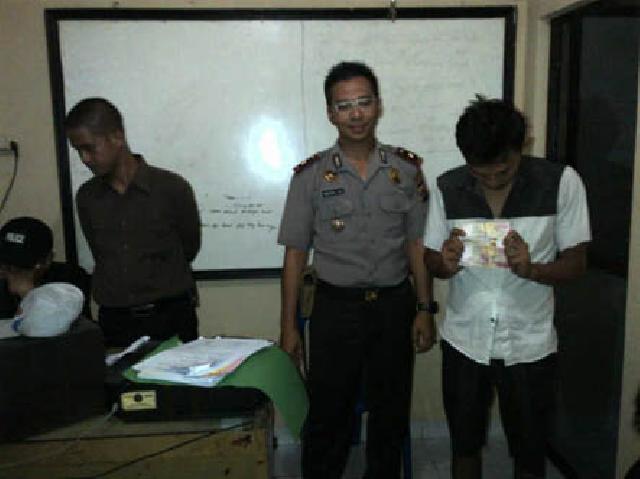  Di Ruang Karaoke, Sindikat Pencetak Uang Palsu Diringkus