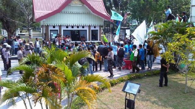 Mahasiswa Rubuhkan Gerbang DPRD Riau