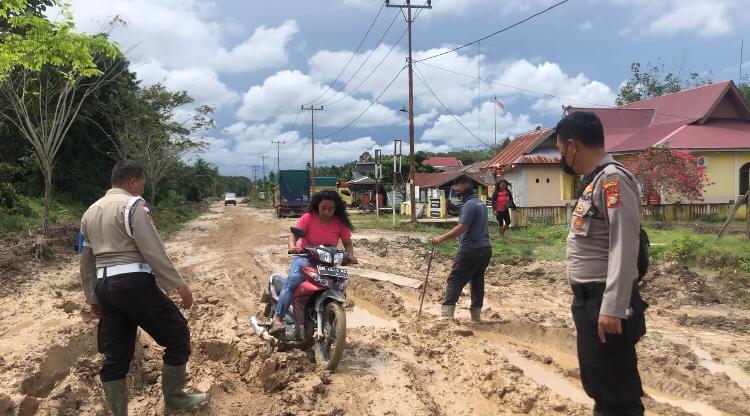 AKBP Indra Wijatmiko Kerahkan Personel Bantu Masyarakat Perbaiki Jalan yang Rusak Parah