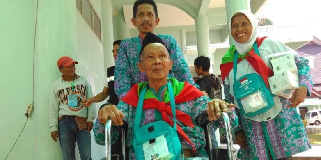  Subhanallah, Kakek Usia 109 Tahun Ini Akhirnya Berangkat Naik Haji