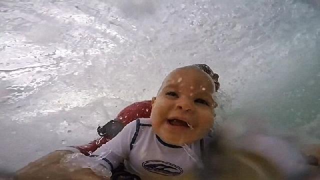 Bayi Sembilan Bulan Belajar Main Surfing