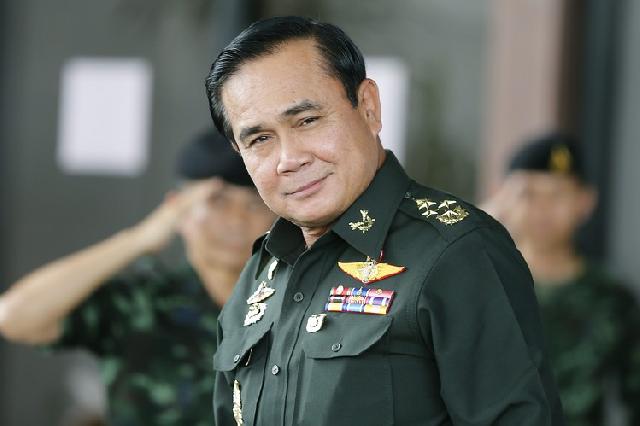 PM Thailand Siram Tubuhnya dengan Air Suci