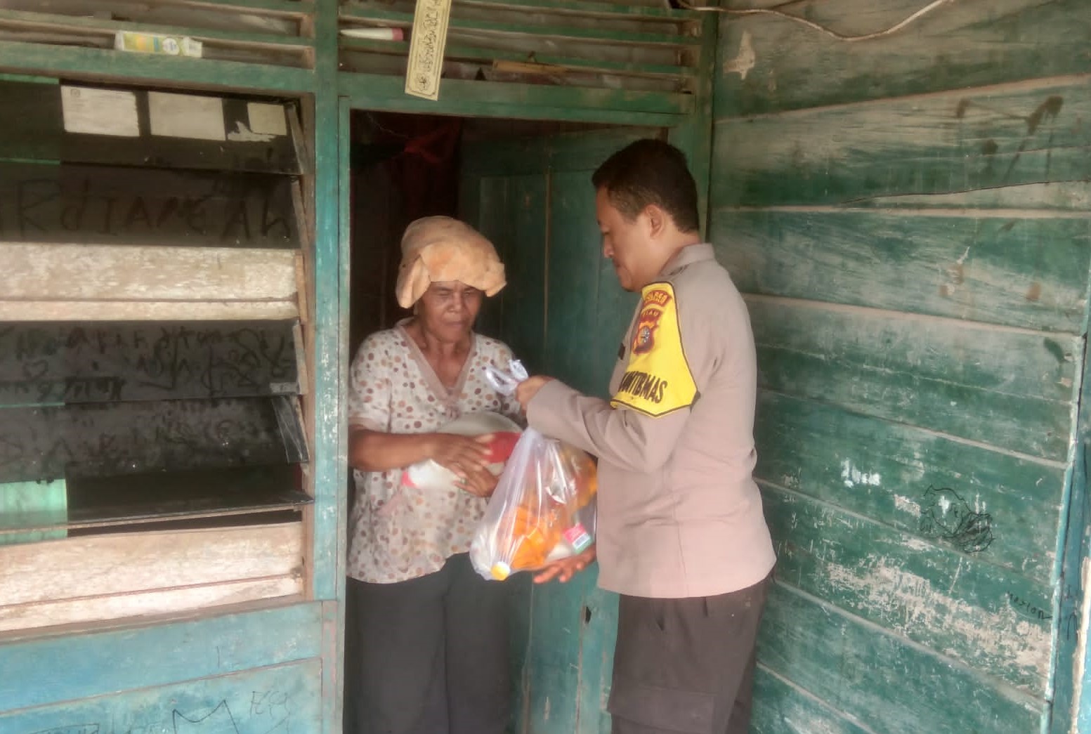 Jumat Berkah, Polsek Pinggir Berikan Bantuan Sembako kepada Warga Kecamatan Talang Muandau