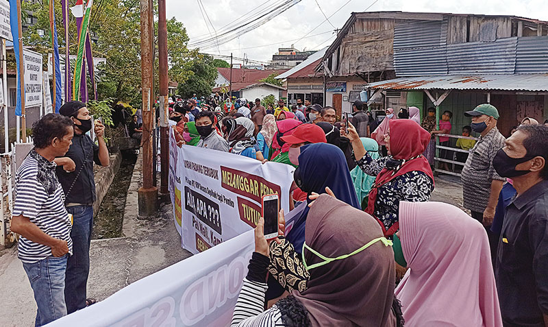 Unjuk Rasa Di Kelurahan Padang Terubuk, Warga: Raymond Akhmaddin Harus Mundur Dari Jabatannya!