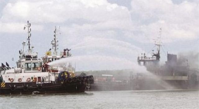 Sebuah Kapal Indonesia Terbakar di Malaysia