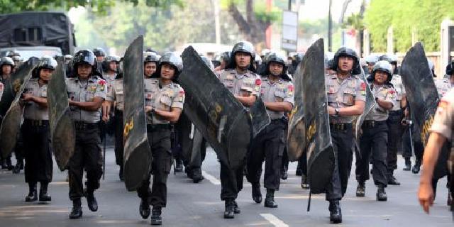  Dua Mobil Polisi Dibakar Massa