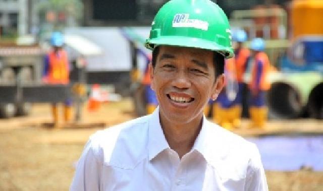 Jam 2 Malam Jokowi Ikut Ngaspal Jalan