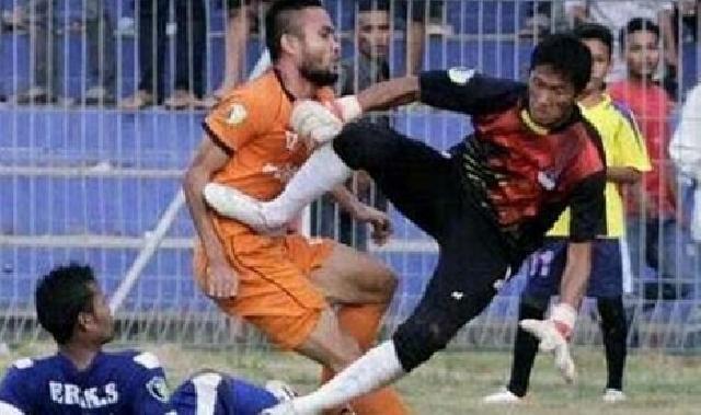Innalillahi, Pesepak Bola Indonesia Tewas Setelah Duel dengan Kiper