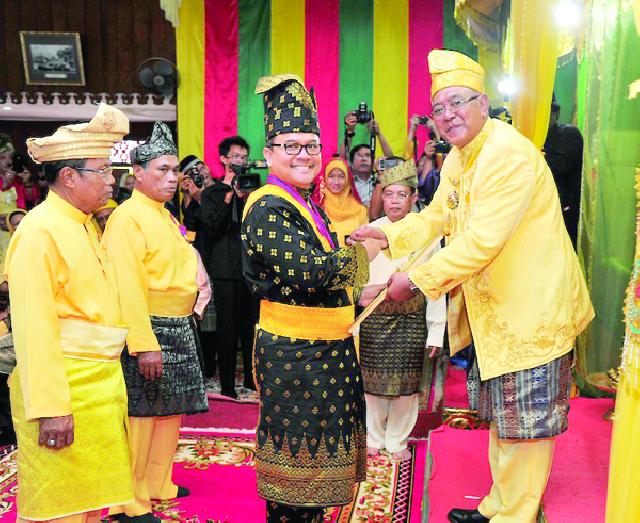 Gubernur Riau Terima Gelar Datuk Utama