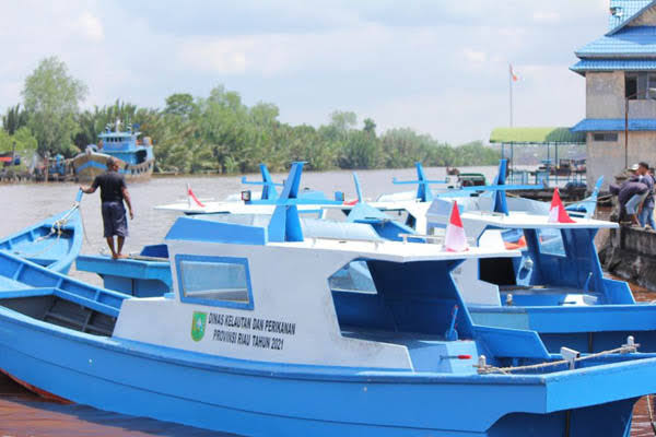 Ratusan Nelayan di Riau Dapat Bantuan Kapal dan Ribuan Alat Tangkap