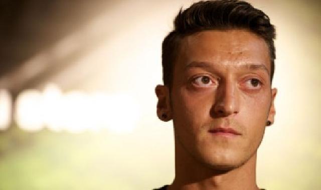  Arsenal Diingatkan Hormati Ritual Doa Mesut Oezil