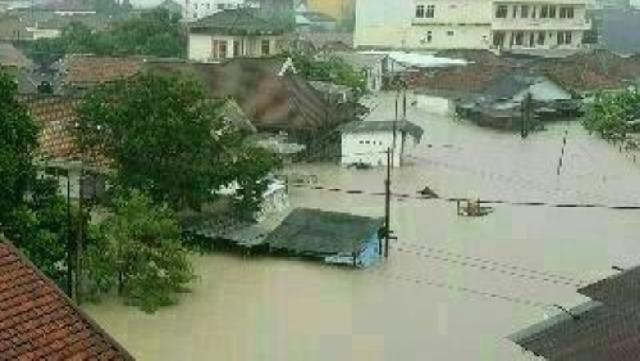 Jokowi: Pemda Harus Gerak Cepat Atasi Musibah Banjir 
