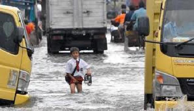 Wow,,,Banjir di Jalan Hangtuah Jadi Tempat Mancing Warga 