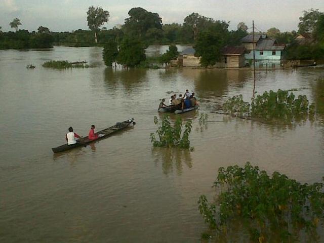  Wah, Korban Banjir di Rohil Cuma Andalkan Perahu 