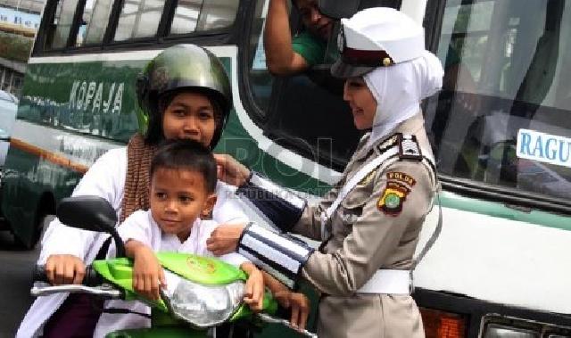  Polri Diminta Cabut Aturan Penundaan Jilbab