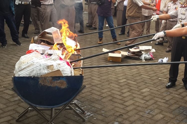 Waduh, 1,5 ton Jamur Enoki dan Benih Sawi Berbakteri,