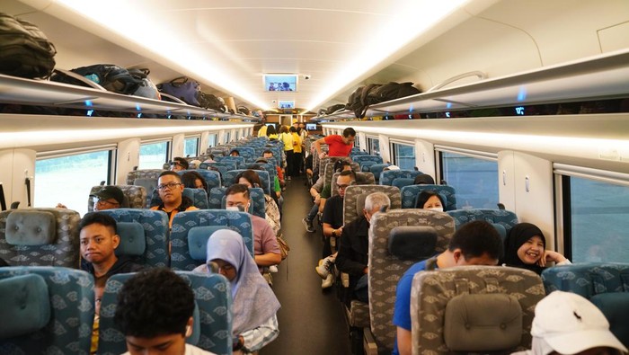 Wuih, Jumlah Penumpang Kereta Cepat Whoosh Hampir 4 Juta
