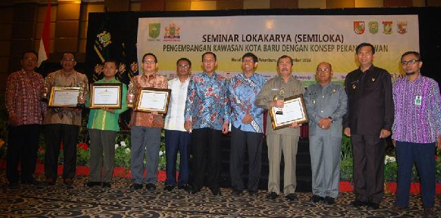  Siak Terima Anugerah Kadin Riau Award 2015
