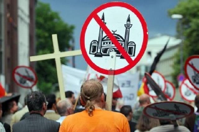 Stiker Anti-Islam Betebaran di Australia