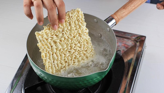 Seberapa Bahaya Makan Mie Instan Pakai Nasi Setiap Hari? Ini Kata Pakar Kesehatan!
