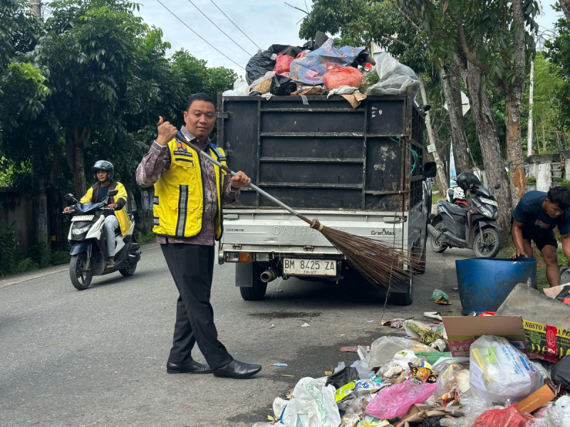 Tinjau Lokasi, Wawako Pekanbaru Turun Bersihkan Sampah Menumpuk di Jalan