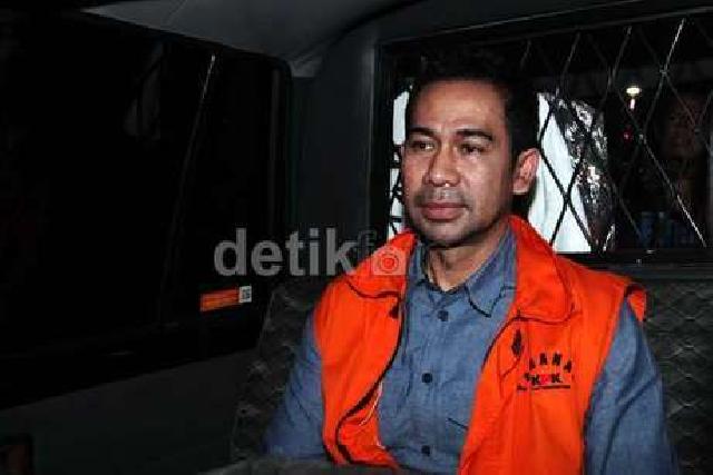 Penyidik KPK Buka Brankas dan Sita Isinya di Depan Wawan
