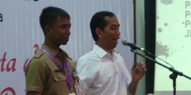 Kalah Macho dari Ajudan, Jokowi Ditertawakan Mahasiswa 