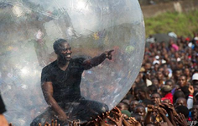 Berlindung Dalam Balon Raksasa, Akon Takut Terjangkit Ebola?